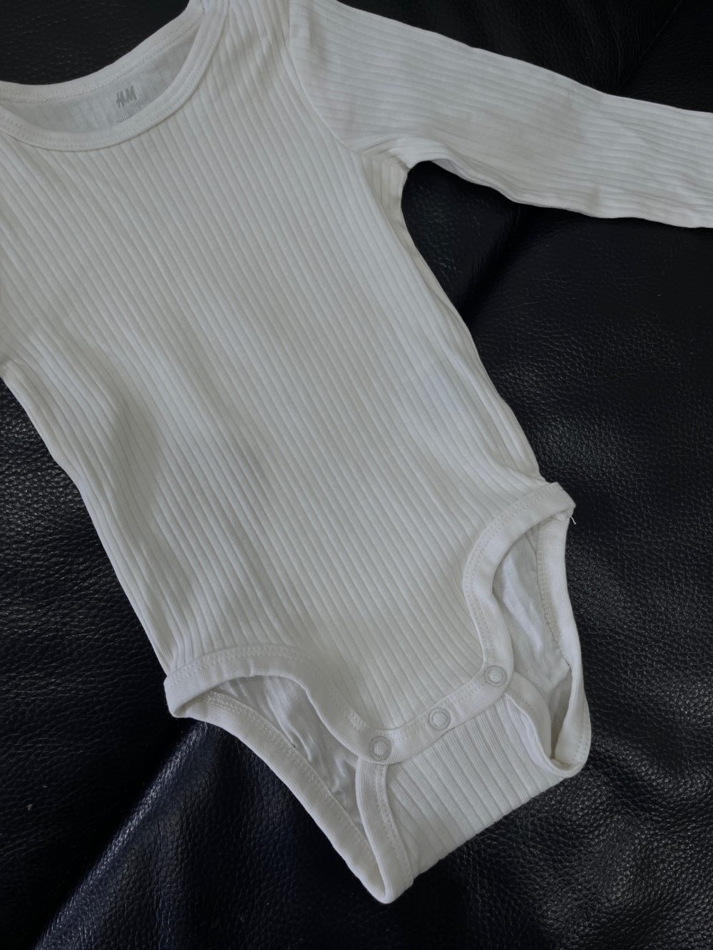 Set 2 bodysuit dài tay H&M màu trắng/xám (size 4→6m) - Ảnh 2