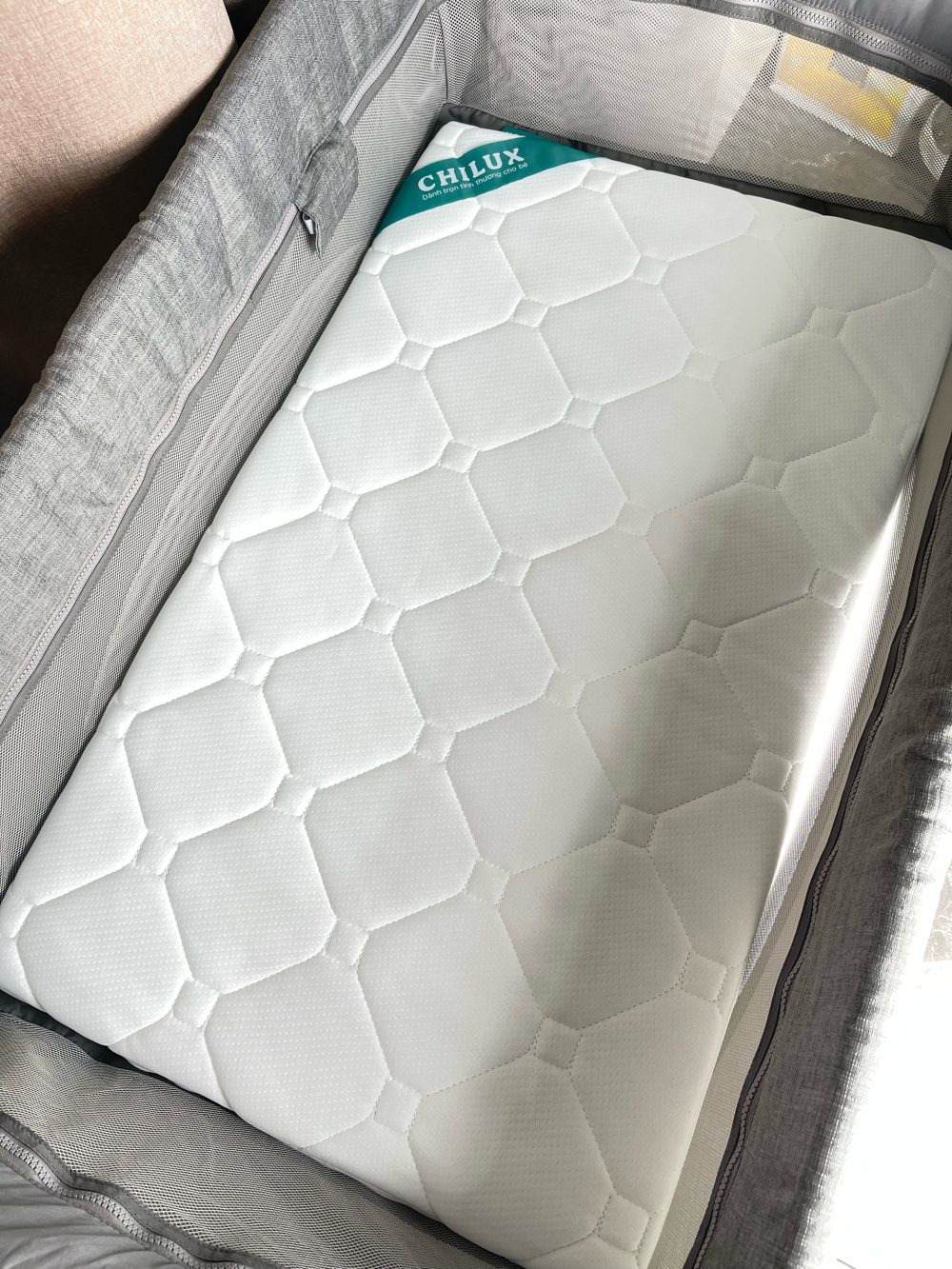 Cũi gấp gọn Joie Kubbie Sleep Foggy Gray và đệm cũi xơ dừa Chilux ( fullbox) - Ảnh 10