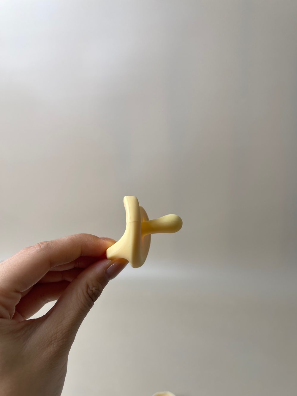 Núm ti giả Moyuum silicone màu vàng (1-3m/ kèm hộp đựng) - Ảnh 3