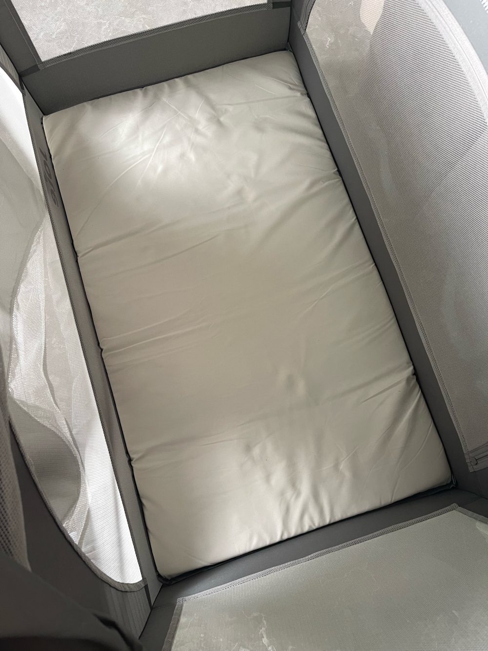 Cũi gấp gọn Joie Kubbie Sleep Foggy Gray và đệm cũi xơ dừa Chilux ( fullbox) - Ảnh 13