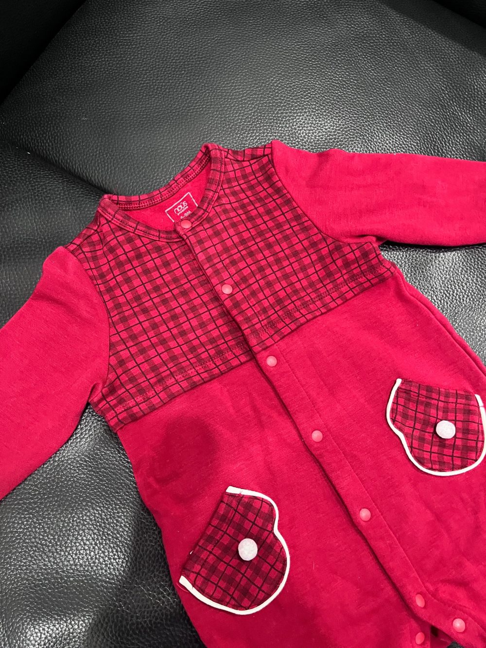 Bộ liền thân dài Nous màu đỏ phối kẻ ca rô kèm mũ và lá cổ trắng (size 6→9m) - Ảnh 2