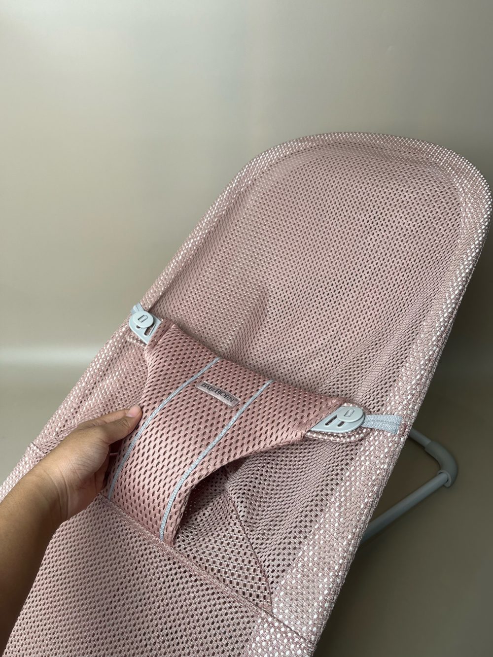 Ghế rung Baby Bjorn Bouncer Bliss vải lưới mesh màu hồng khung trắng (nobox) - Ảnh 3