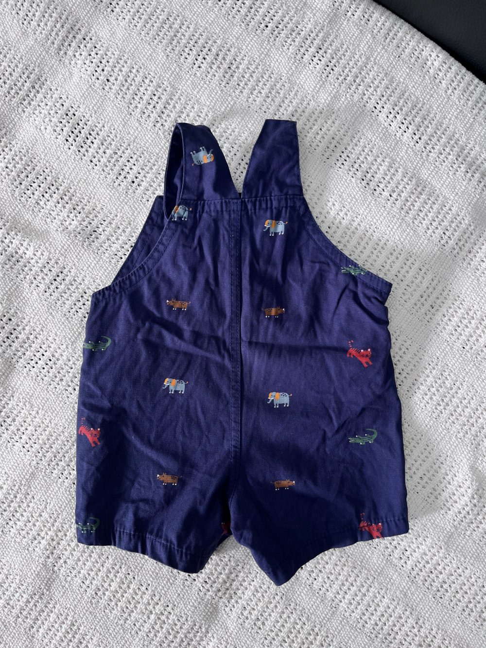 Set đồ bộ ngắn tay MoneBebé màu trắng kèm 2 yếm và 1 bodysuit Carter’s màu xanh (size 3→9m) - Ảnh 4