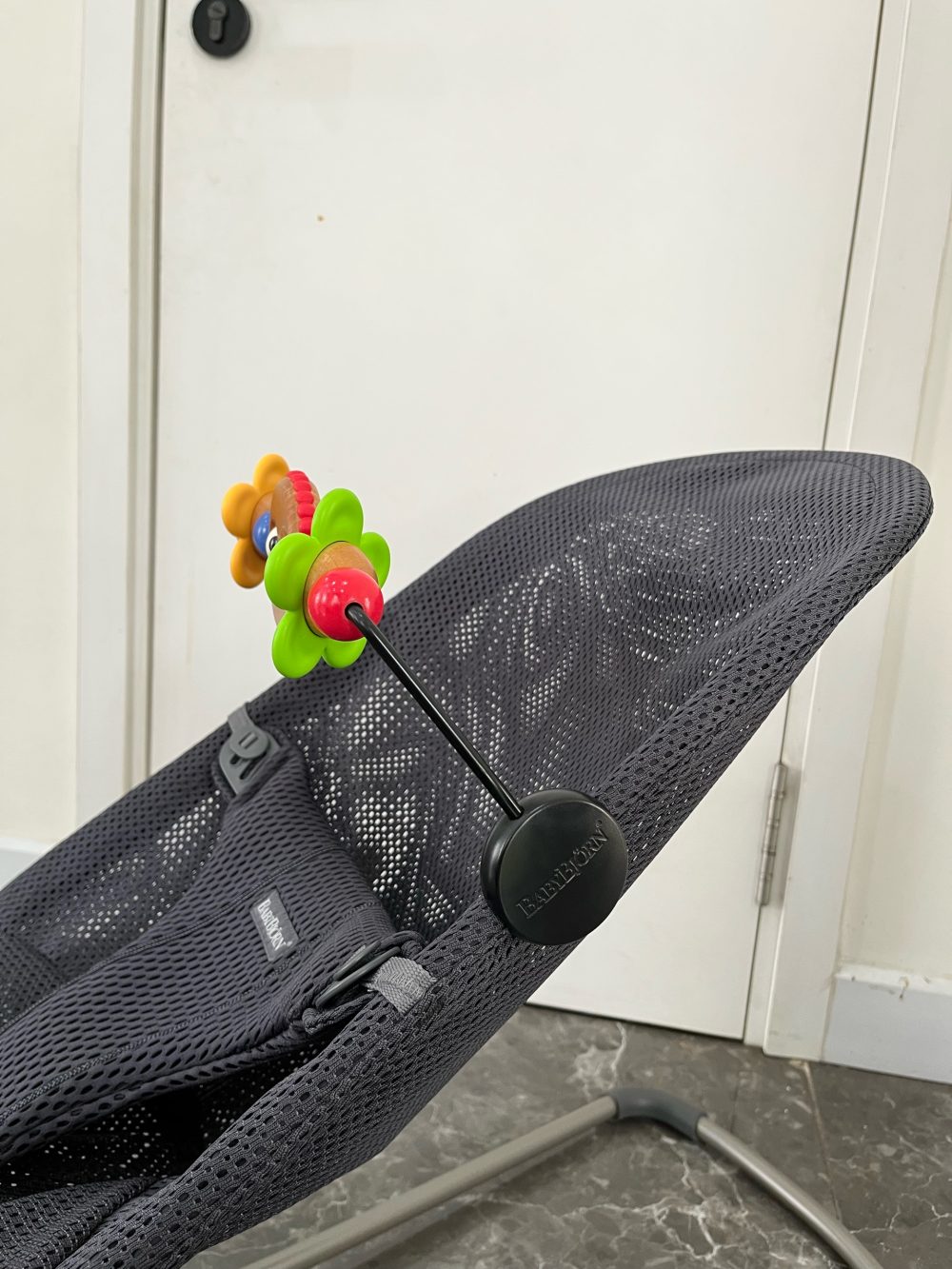 Ghế rung Baby Bjorn Bouncer Bliss vải lưới mesh màu anthracite ( no box) kèm thanh đồ chơi BabyBjorn - Ảnh 3