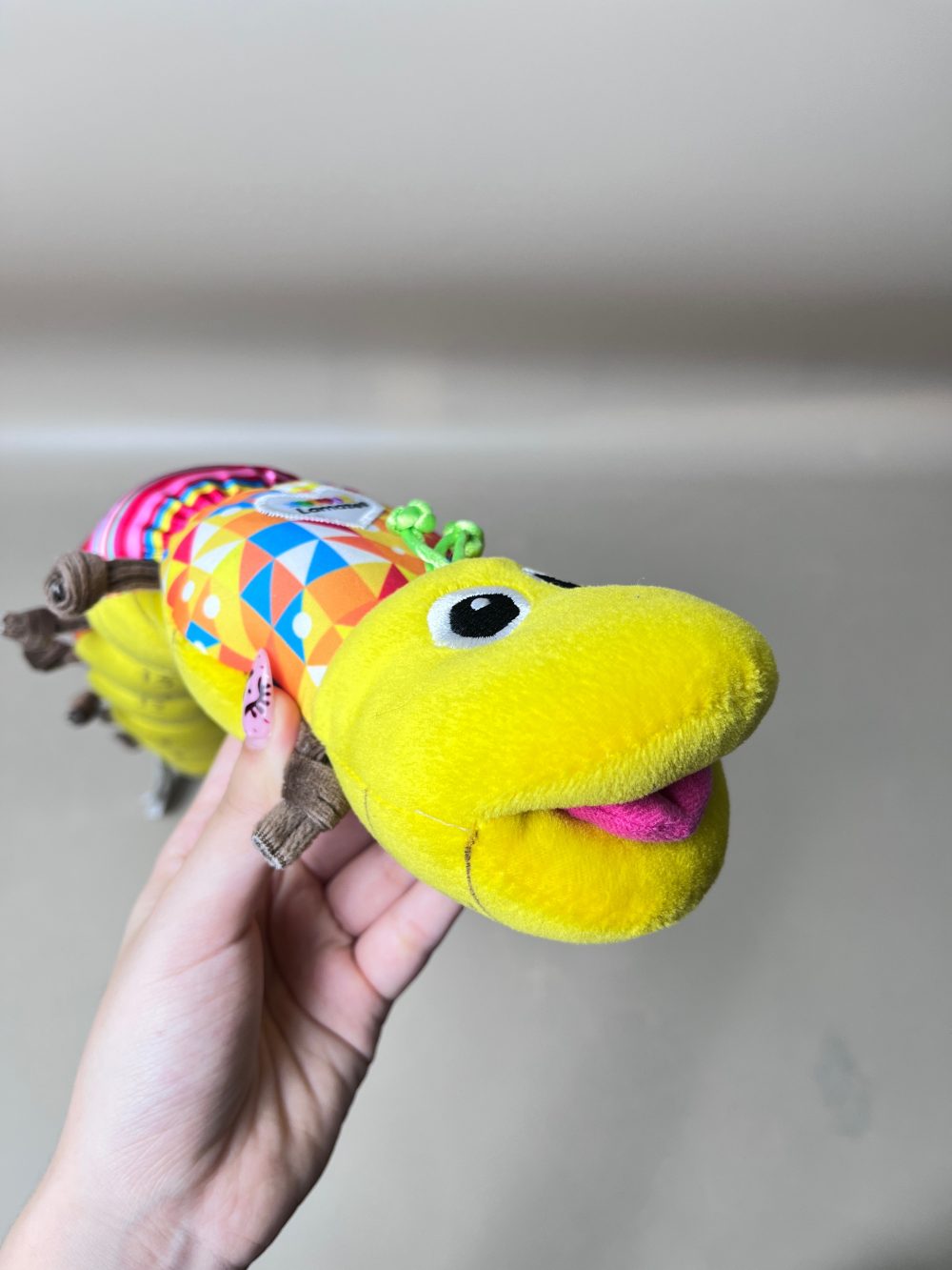 Thú nhồi bông đồ chơi Tomy Lamaze hình sâu dài (có tiếng chuông, tiếng bóp kêu và tiếng lục lạc) - Ảnh 4