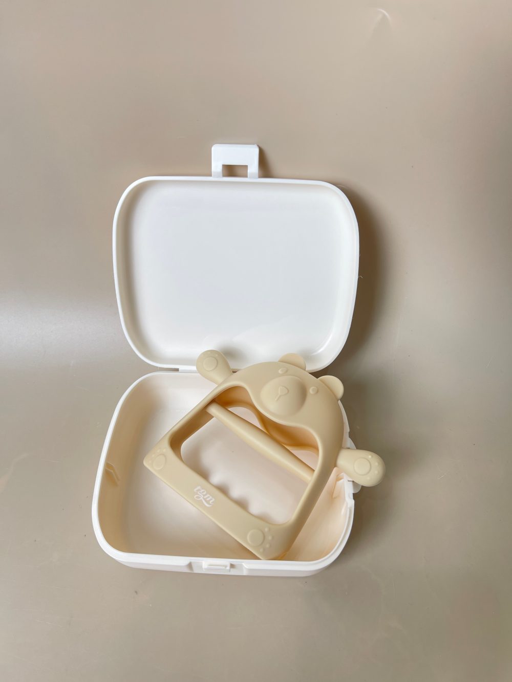 Gặm nướu silicon hình gấu TGM màu Beige kèm hộp đựng - Ảnh 9