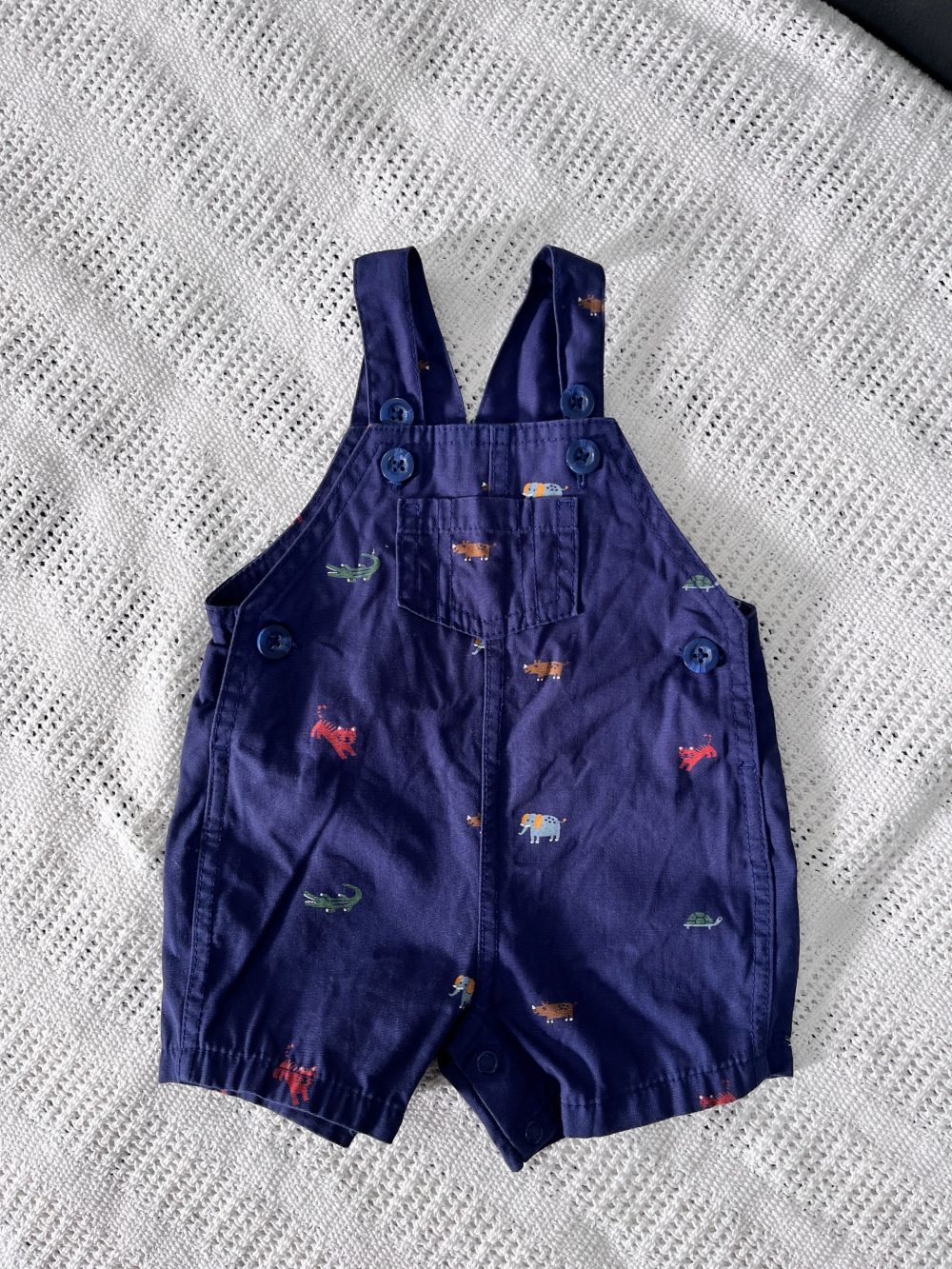 Set đồ bộ ngắn tay MoneBebé màu trắng kèm 2 yếm và 1 bodysuit Carter’s màu xanh (size 3→9m) - Ảnh 5