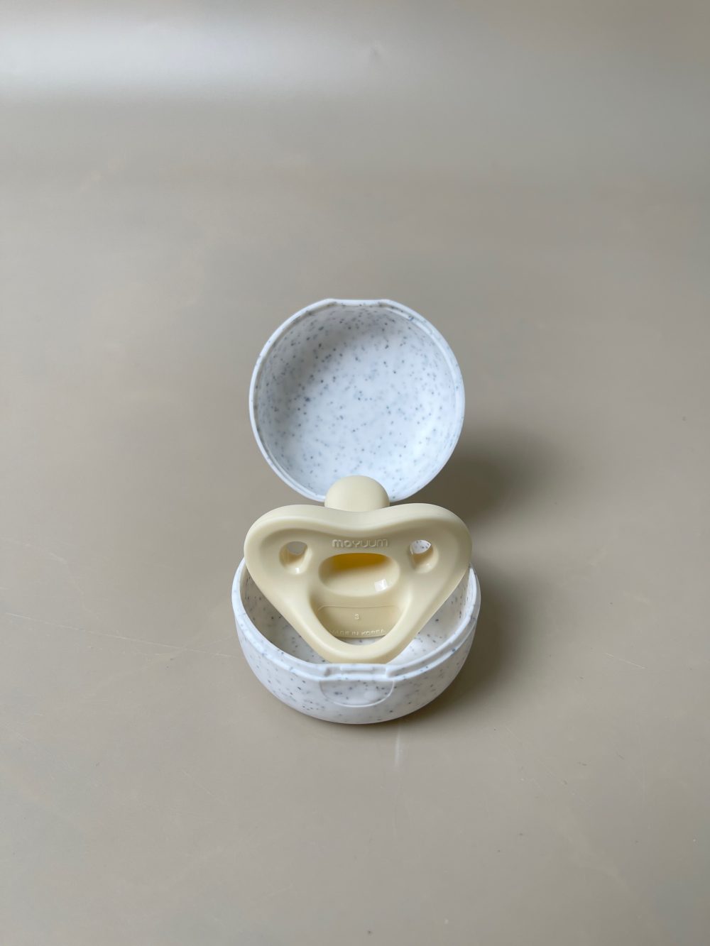 Núm ti giả Moyuum silicone cho bé màu vàng (3-6m/kèm hộp đựng) - Ảnh 6