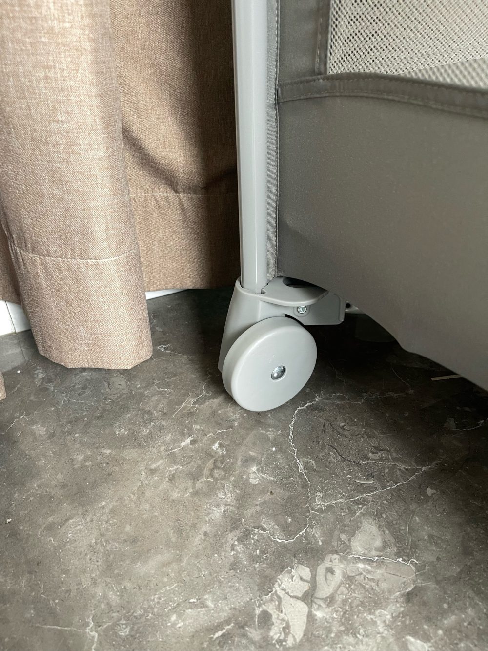 Cũi gấp gọn Joie Kubbie Sleep Foggy Gray và đệm cũi xơ dừa Chilux ( fullbox) - Ảnh 9