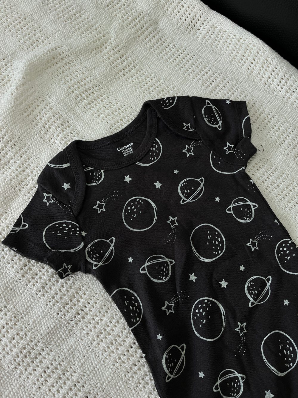 Set 4 bộ bodysuit Gerber họa tiết vũ trụ (size 6→9m) - Ảnh 6