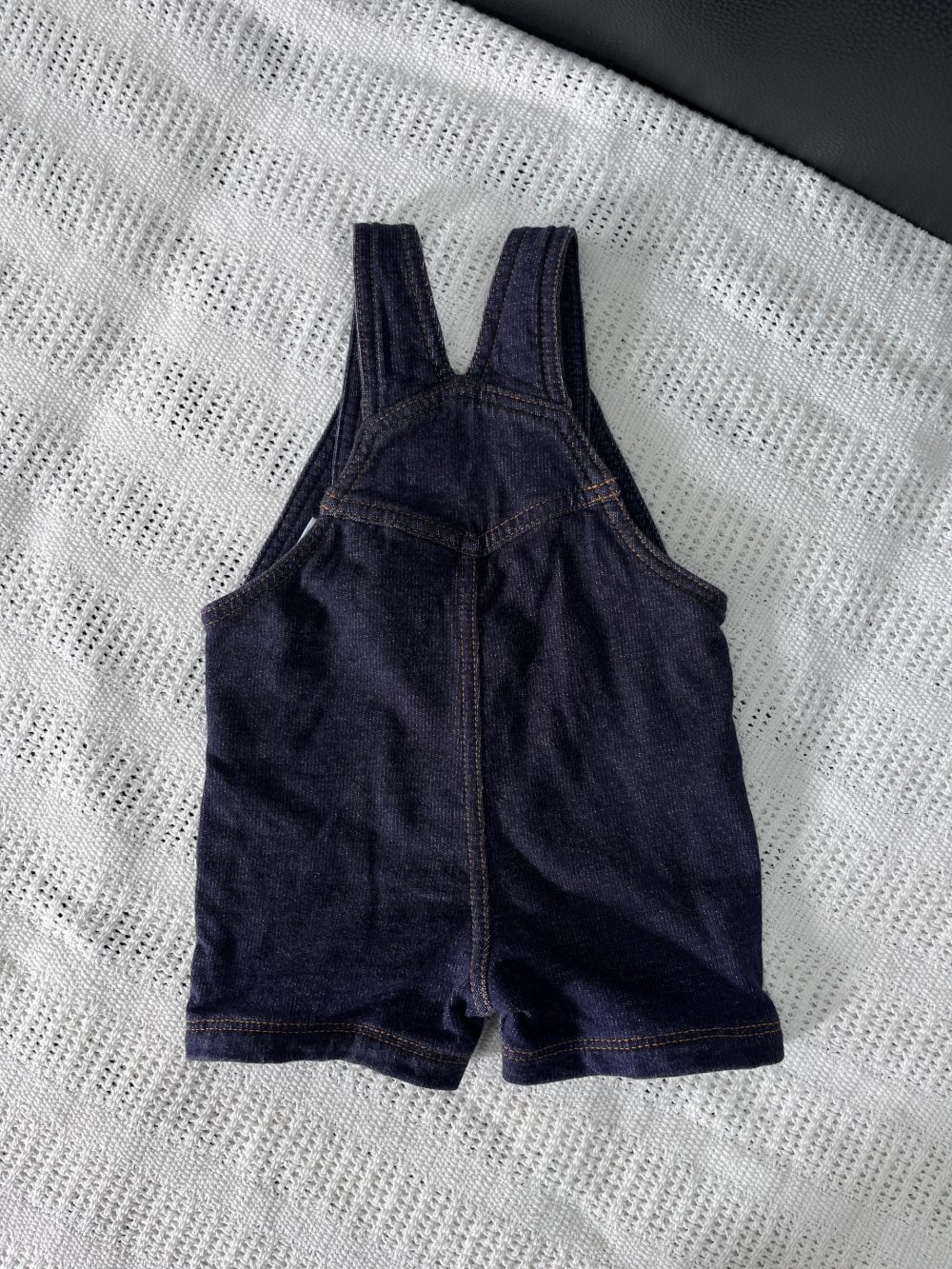 Set đồ bộ ngắn tay MoneBebé màu trắng kèm 2 yếm và 1 bodysuit Carter’s màu xanh (size 3→9m) - Ảnh 2