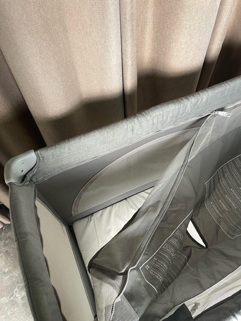 Cũi gấp gọn Joie Kubbie Sleep Foggy Gray và đệm cũi xơ dừa Chilux ( fullbox) - Ảnh 22