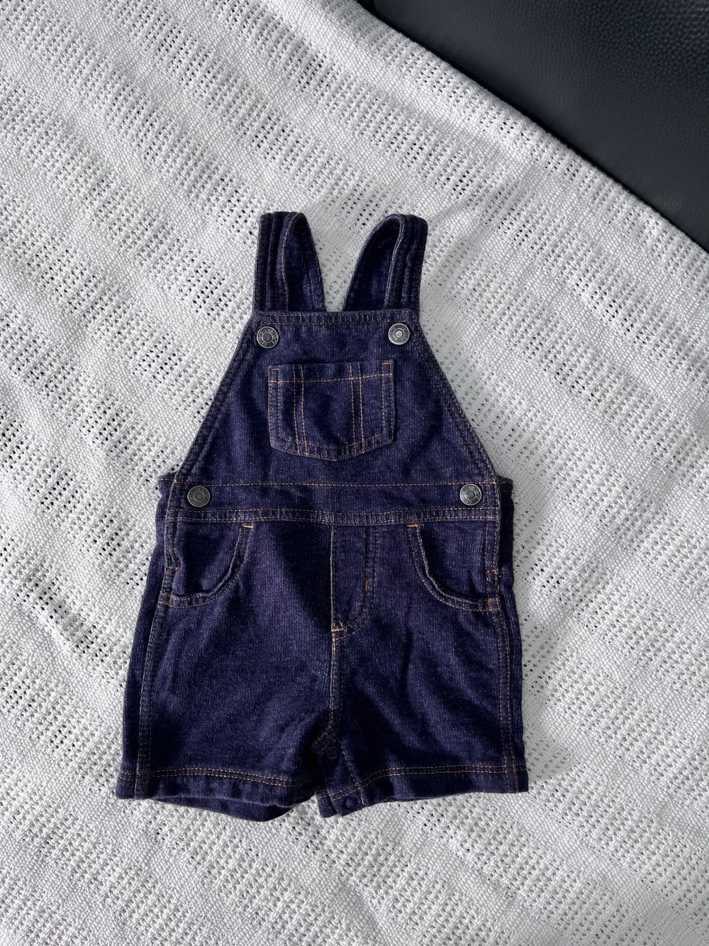 Set đồ bộ ngắn tay MoneBebé màu trắng kèm 2 yếm và 1 bodysuit Carter’s màu xanh (size 3→9m) - Ảnh 16