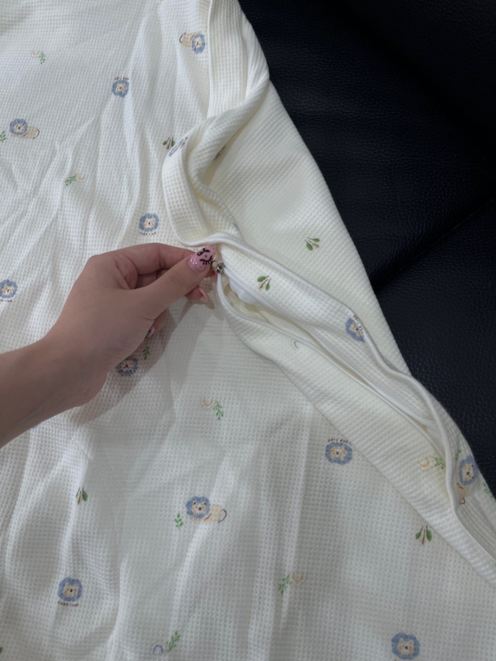 Set vỏ gối chống trào ngược, chăn và ủ choàng vải sợi tre Bunny họa tiết sư tử - Ảnh 16