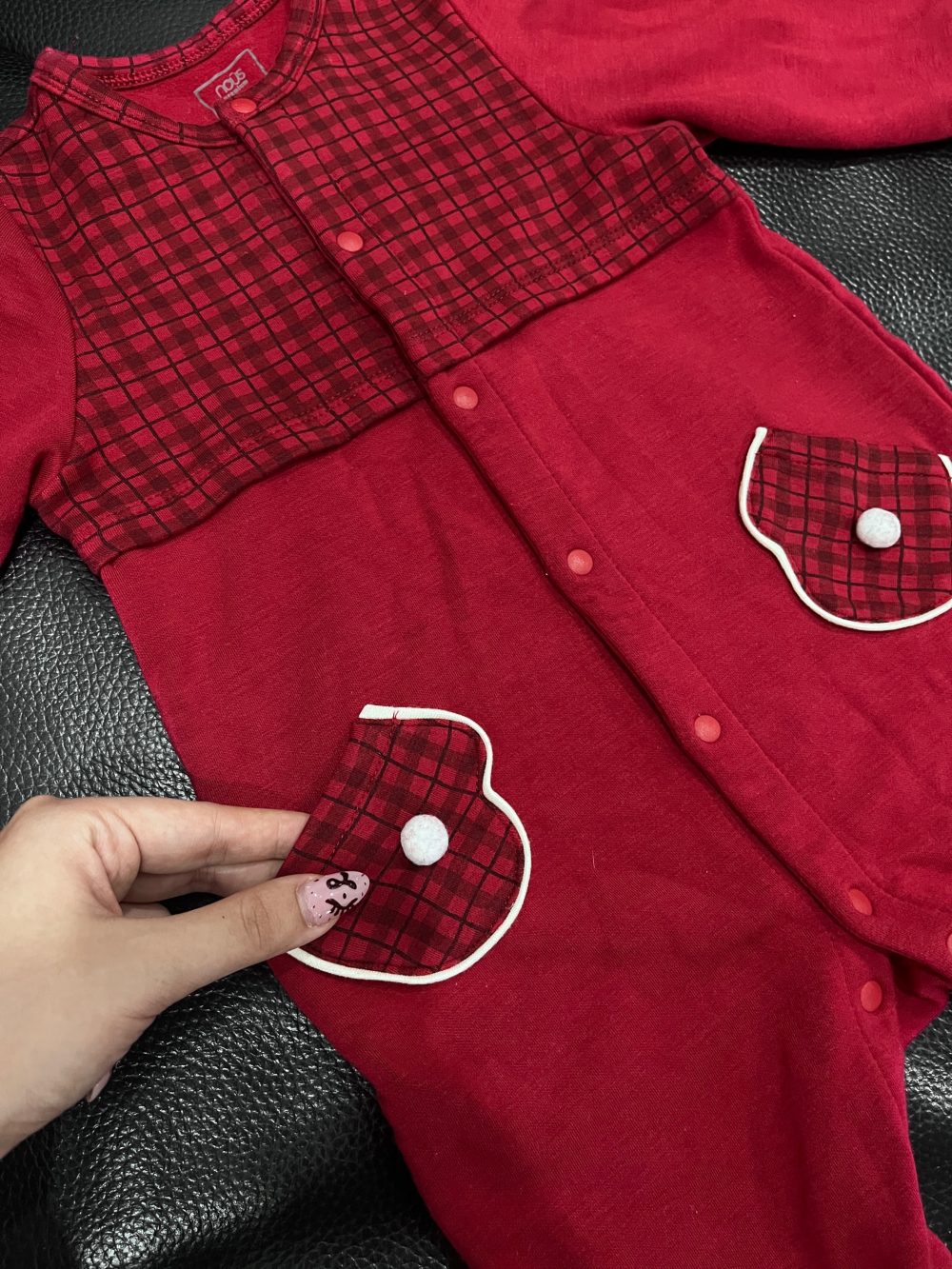 Bộ liền thân dài Nous màu đỏ phối kẻ ca rô kèm mũ và lá cổ trắng (size 6→9m) - Ảnh 6
