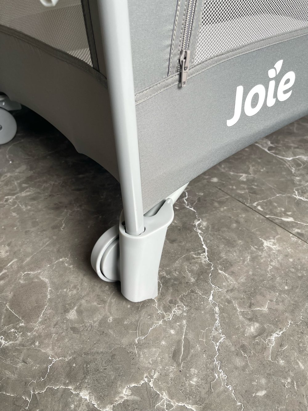 Cũi gấp gọn Joie Kubbie Sleep Foggy Gray và đệm cũi xơ dừa Chilux ( fullbox) - Ảnh 18