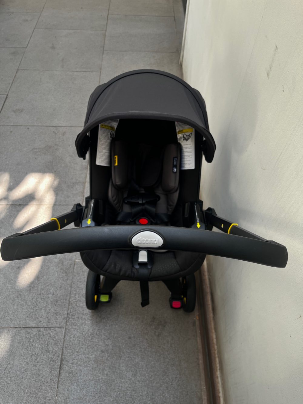 Xe đẩy kết hợp ghế ngồi ô tô Doona màu đen, tặng kèm đệm xe đẩy và miếng lót ô tô (1,8→13,6kg, còn túi đựng) - Ảnh 14