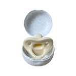 Núm ti giả Moyuum silicone cho bé màu vàng (3-6m/kèm hộp đựng)