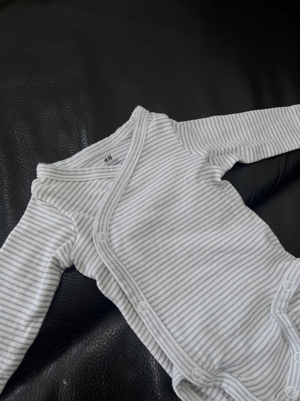 Set 3 bộ bodysuit đáp chéo H&M màu xanh/trắng (size 0→1m) - Ảnh 3