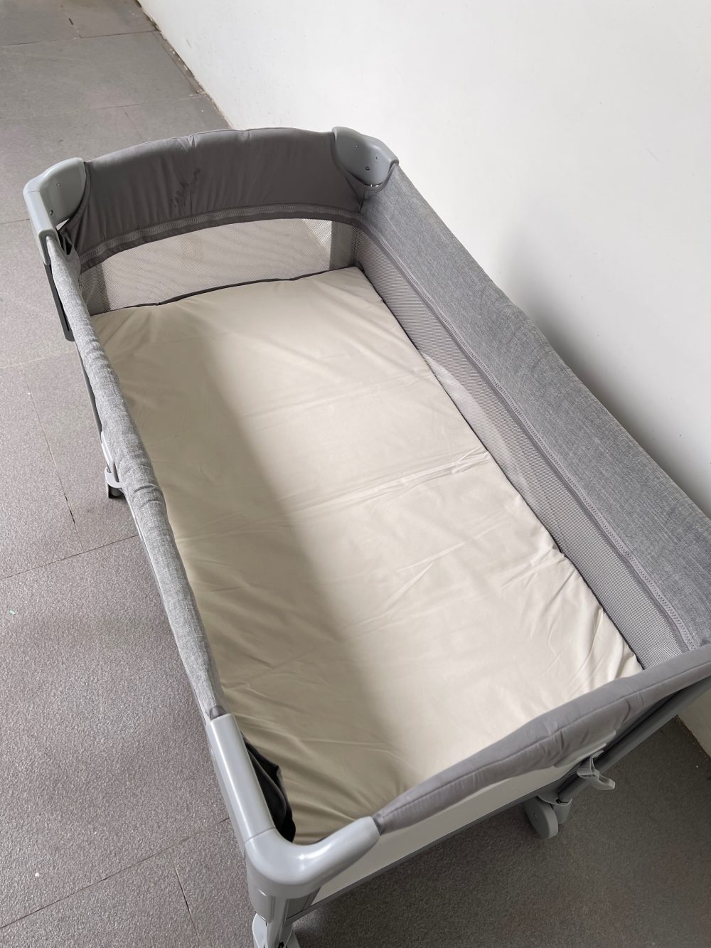Cũi gấp gọn Joie Kubbie Sleep Foggy Gray ( còn túi đựng) - Ảnh 5
