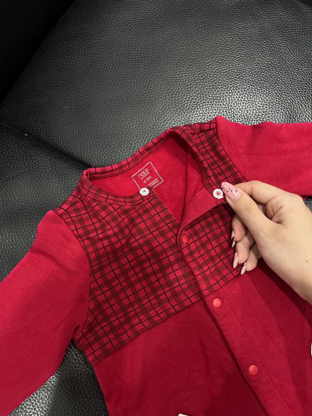 Bộ liền thân dài Nous màu đỏ phối kẻ ca rô kèm mũ và lá cổ trắng (size 6→9m) - Ảnh 3
