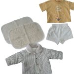 Set bộ ngắn tay Disney màu vàng, áo khoác lót bông No brand họa tiết caro màu nâu tặng kèm 2 tấm lót chống thấm (0-3M/0-6M)