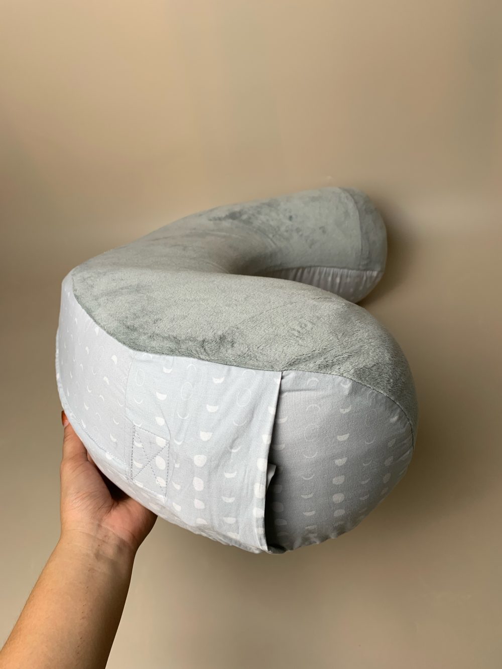 Gối hỗ trợ cho bé bú Ergobaby pillow moonlight grey - Ảnh 8