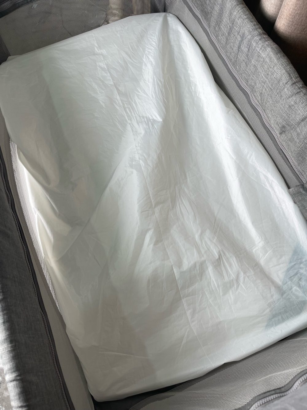 Cũi gấp gọn Joie Kubbie Sleep Foggy Gray và đệm cũi xơ dừa Chilux ( fullbox) - Ảnh 25