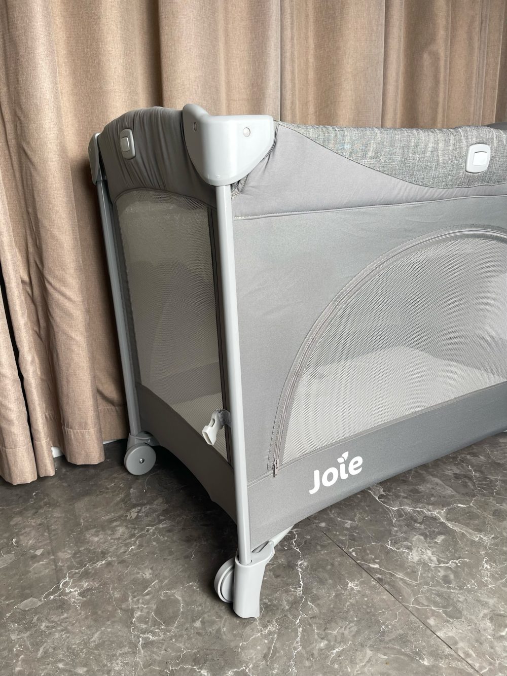 Cũi gấp gọn Joie Kubbie Sleep Foggy Gray và đệm cũi xơ dừa Chilux ( fullbox) - Ảnh 2