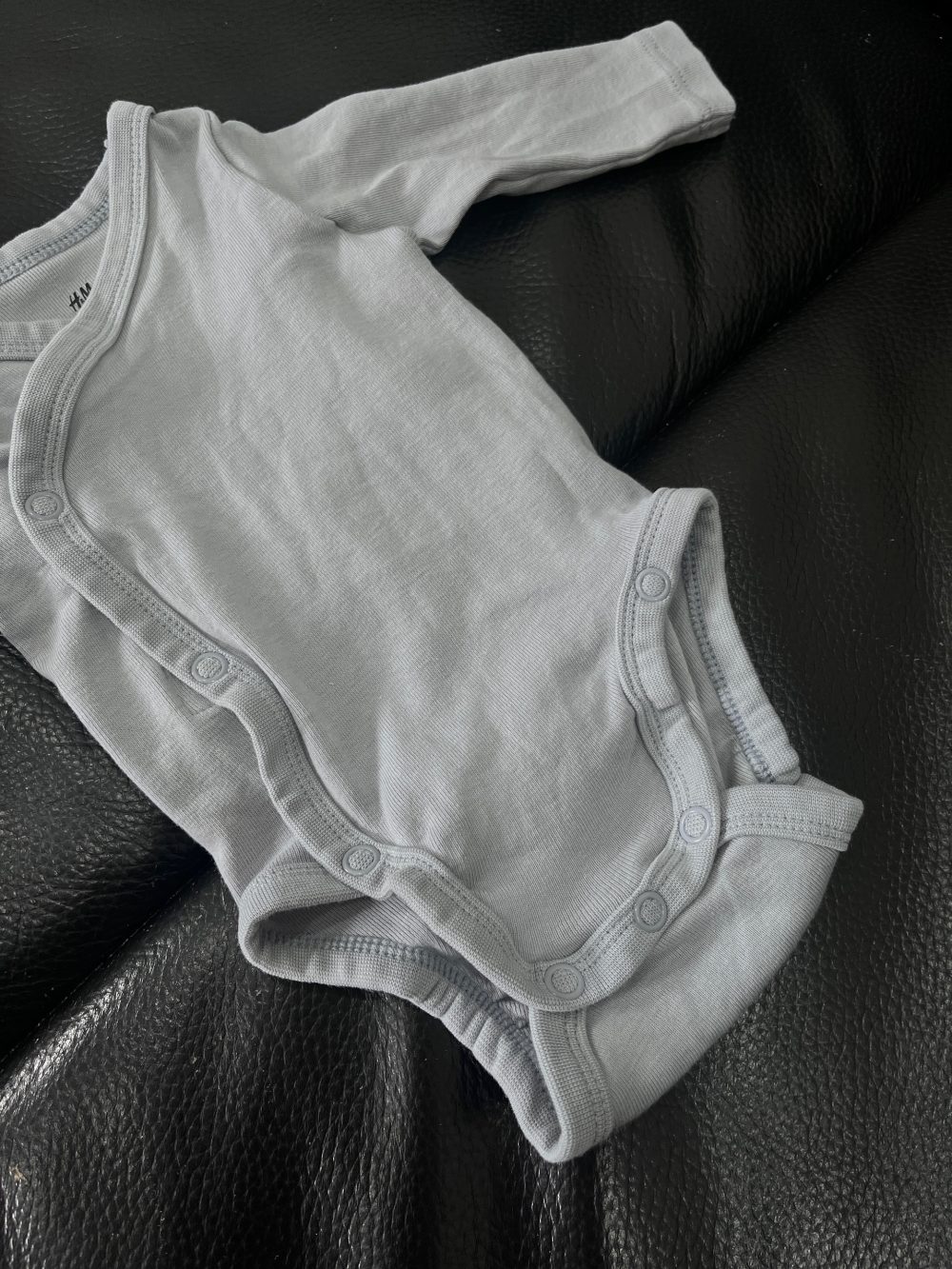 Set 3 bộ bodysuit đáp chéo H&M màu xanh/trắng (size 0→1m) - Ảnh 4