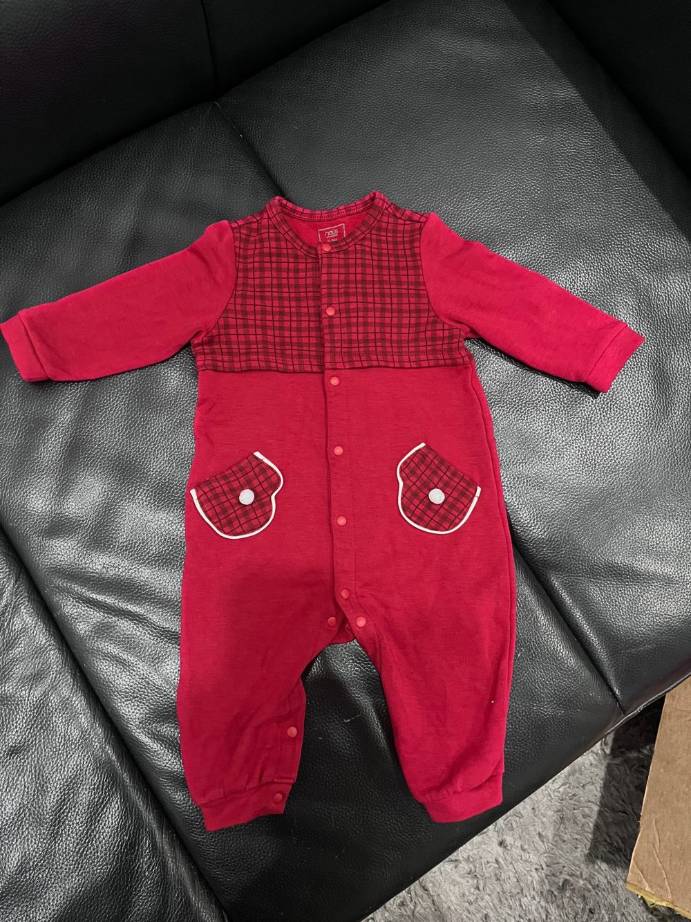 Bộ liền thân dài Nous màu đỏ phối kẻ ca rô kèm mũ và lá cổ trắng (size 6→9m) - Ảnh 9