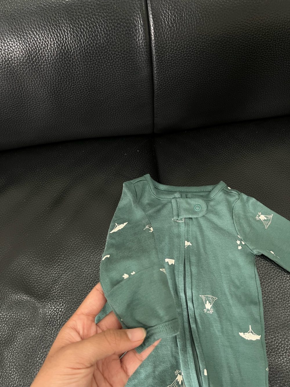 Set 2 bộ sleepsuit Carter’s hoạ tiết rừng khủng long ( size: newborn ) - Ảnh 6