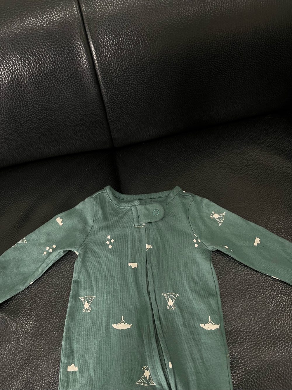 Set 2 bộ sleepsuit Carter’s hoạ tiết rừng khủng long ( size: newborn ) - Ảnh 10