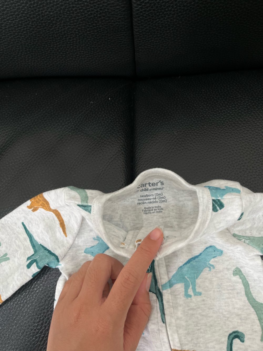 Set 2 bộ sleepsuit Carter’s hoạ tiết rừng khủng long ( size: newborn ) - Ảnh 4