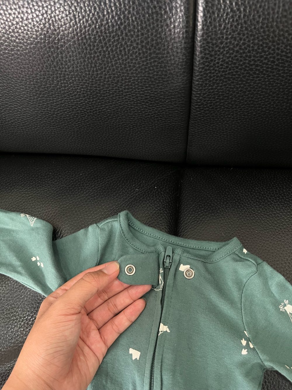 Set 2 bộ sleepsuit Carter’s hoạ tiết rừng khủng long ( size: newborn ) - Ảnh 7