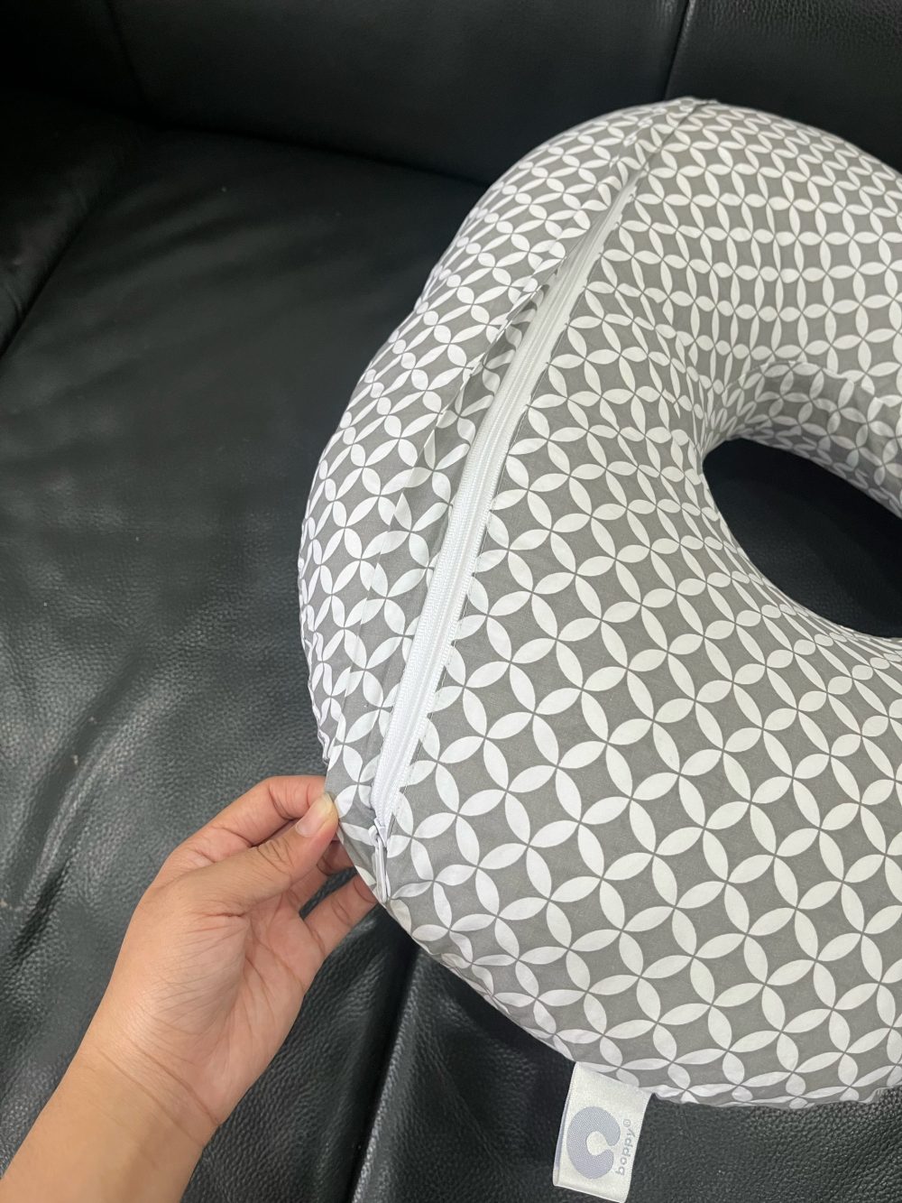 Gối cho bé bú Boppy Charcoal Geo Circles(còn túi đựng) - Ảnh 8