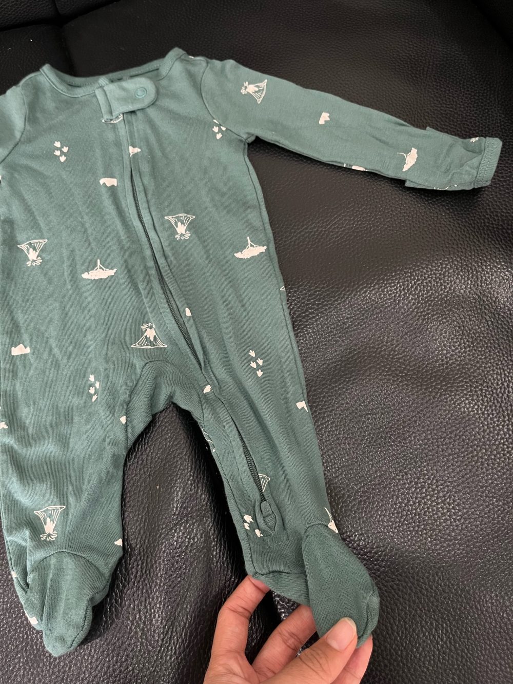 Set 2 bộ sleepsuit Carter’s hoạ tiết rừng khủng long ( size: newborn ) - Ảnh 12