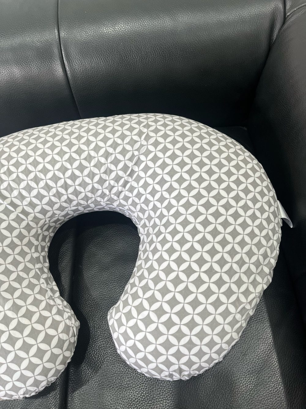 Gối cho bé bú Boppy Charcoal Geo Circles(còn túi đựng) - Ảnh 11